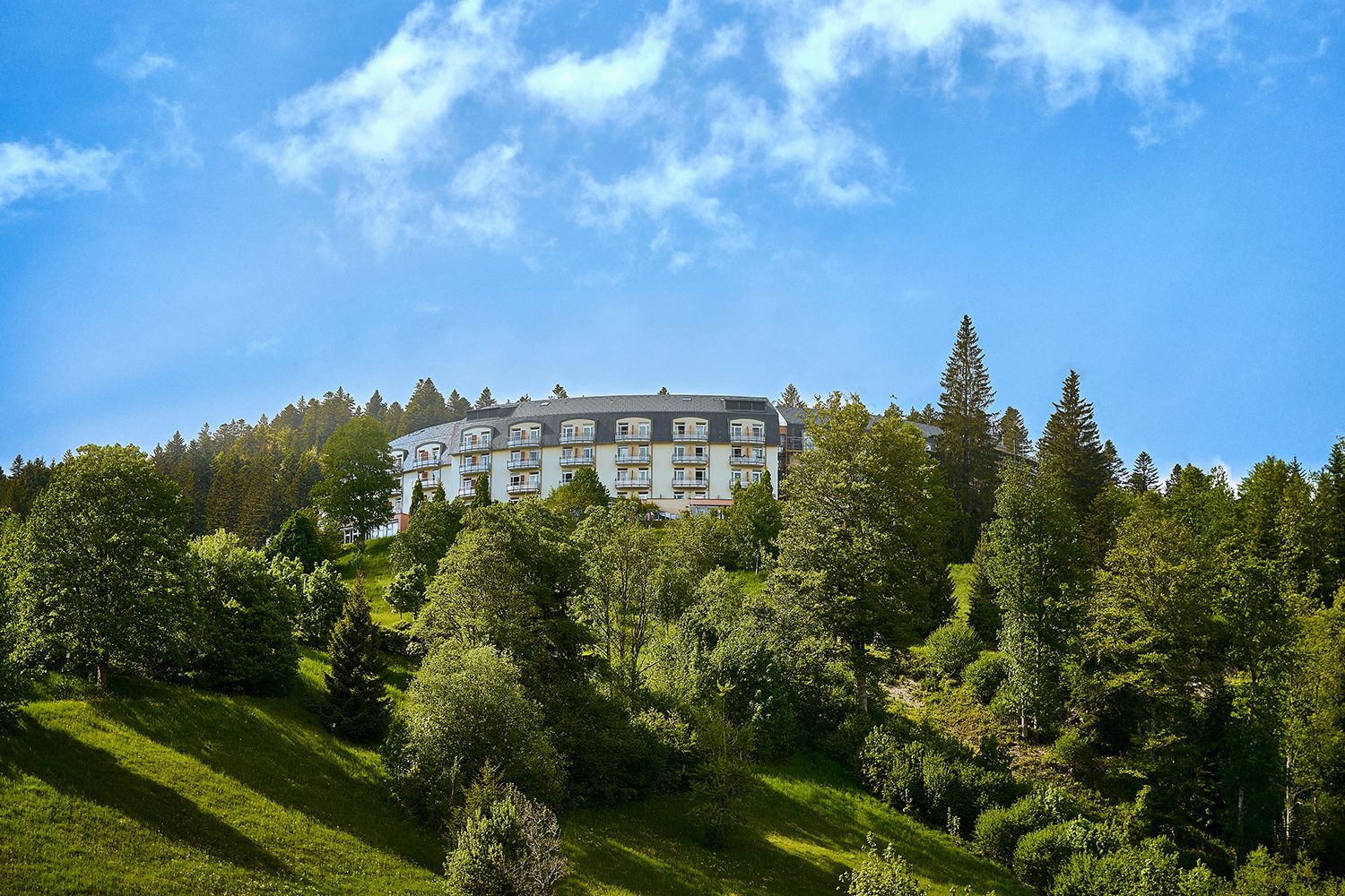 Außenansicht der Klinik Wehrawald im Schwarzwald