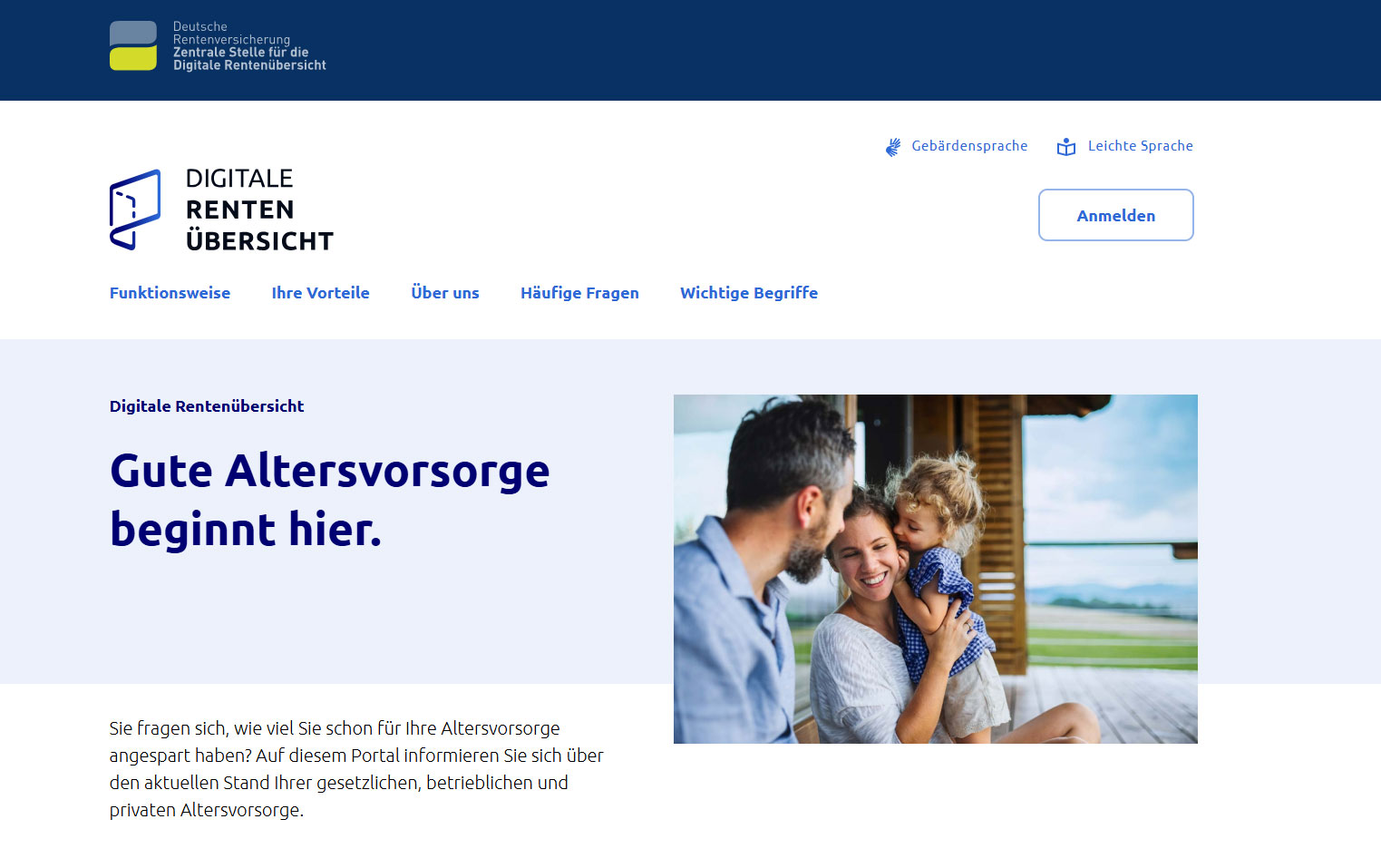 Screenshot der Website „Digitale Rentenübersicht“ (Deutsche Rentenversicherung) mit der Überschrift „Gute Altersvorsorge beginnt hier“, Navigationsmenü und einem „Anmelden“-Button; rechts ein Foto einer Familie mit Kind.