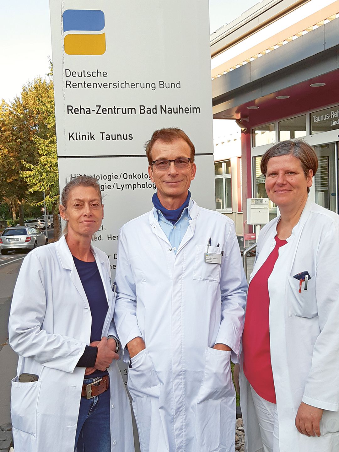 Dr. med. Henrik Borchardt, Dr. Silke Kammer und Dr. Jeannette Marell stehen vor dem Klinikschild.