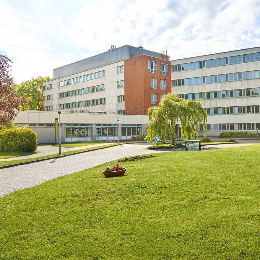 Außenansicht der Klinik Föhrenkamp in Mölln.