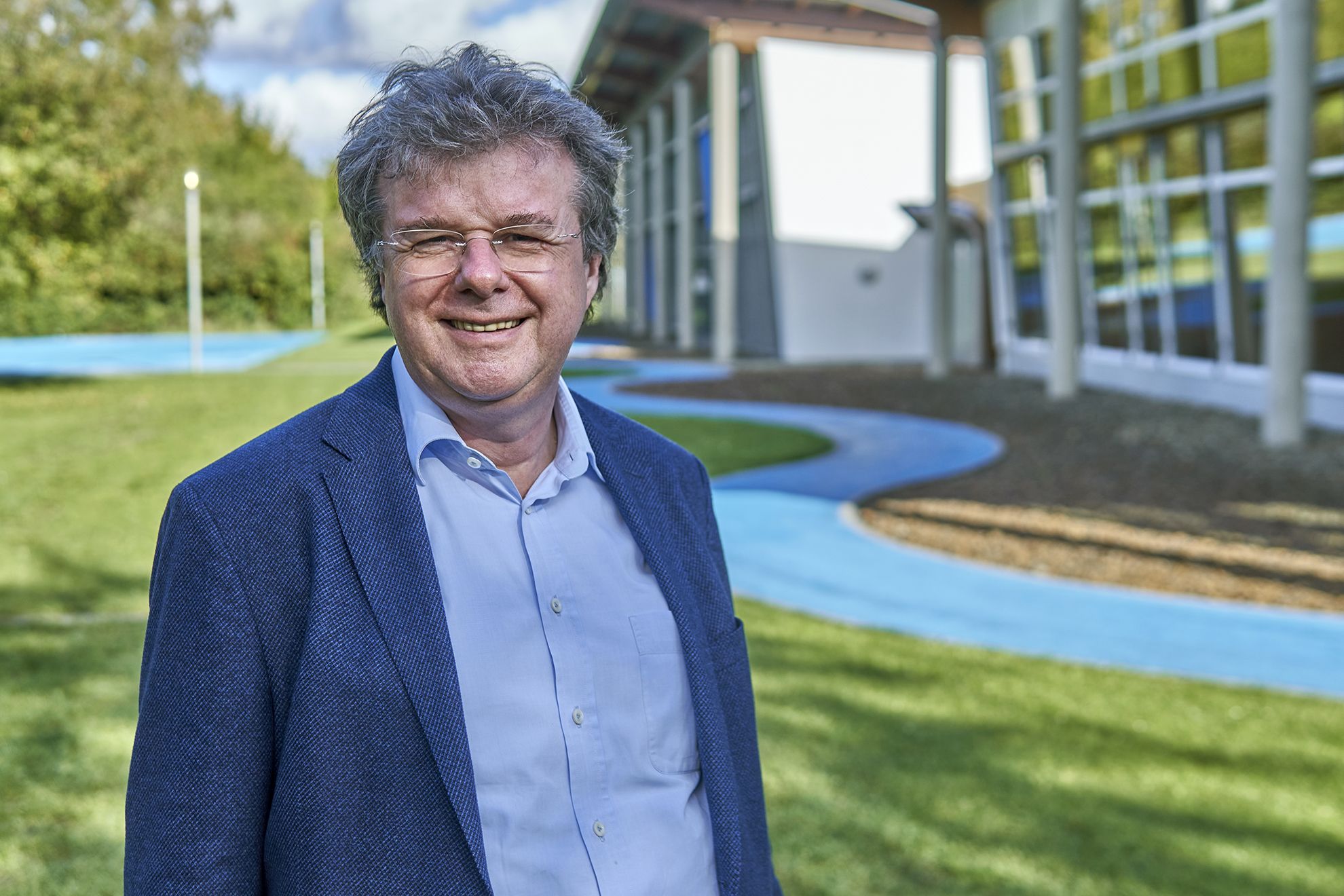 Portrait von Prof. Dr. Volker Köllner auf dem Klinikgelände