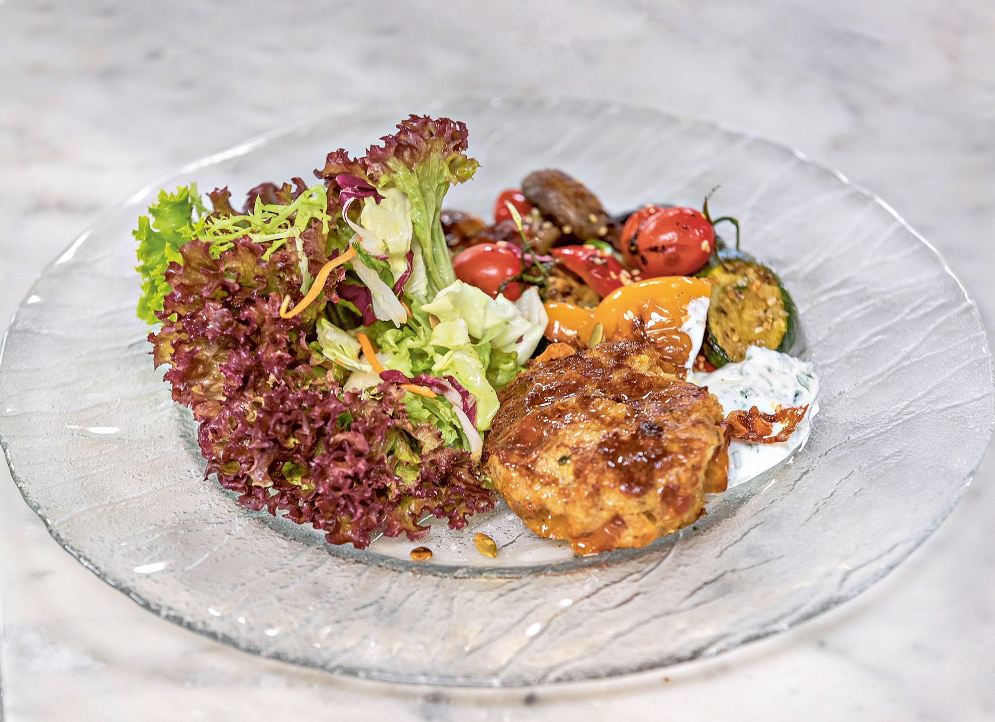 Kaspressknödel mit Sommersalat, Antipasti und Joghurt-Dip