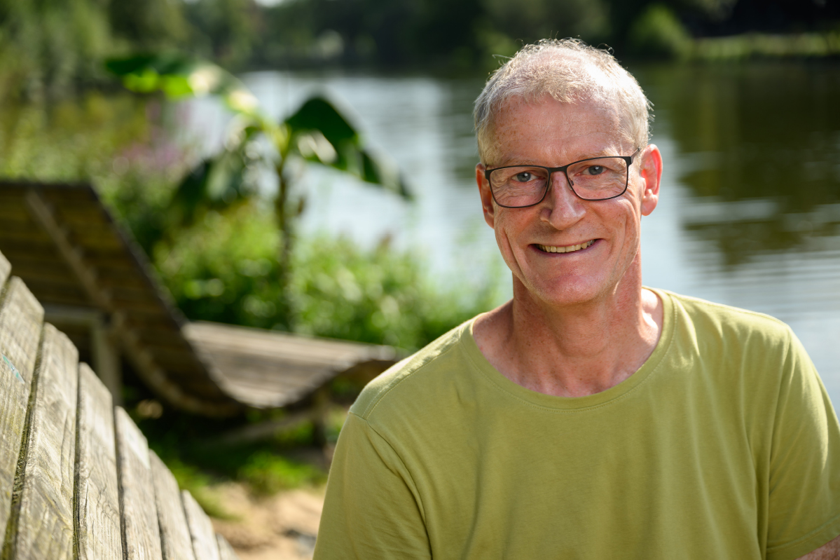 Christian Mönnink vor dem See im Kurpark Bad Salzuflen