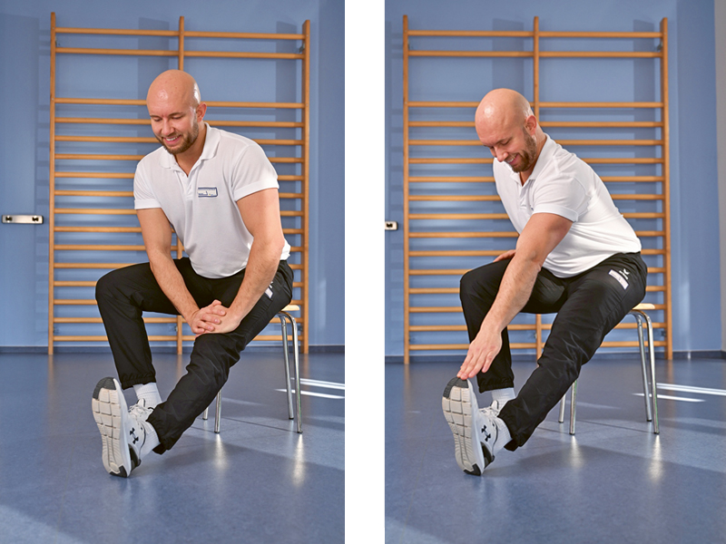 Ein Mann sitzt auf einem Stuhl und macht eine Übung vor